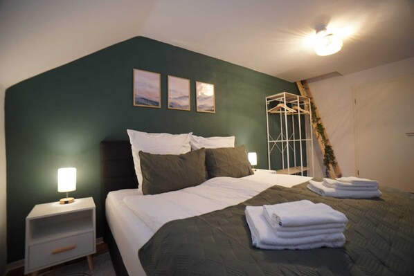 2 bedrooms, desk, iron/ironing board, WiFi