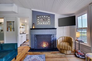 TV connectée, cheminée, livres