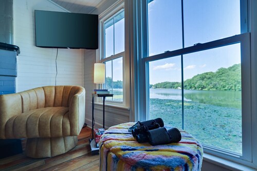 Cottage with stunning lake views