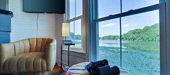 Cottage with stunning lake views