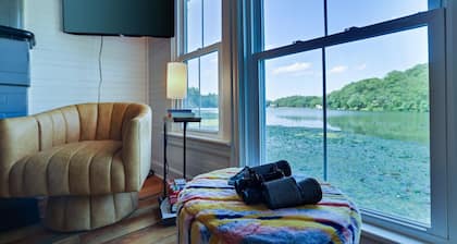 Cottage with stunning lake views