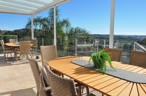 Outdoor dining - Mijas Golf Luxury Sport Retreat (Mijas)