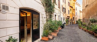 Trastevere Urbes Collection