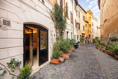 Trastevere Urbes Collection