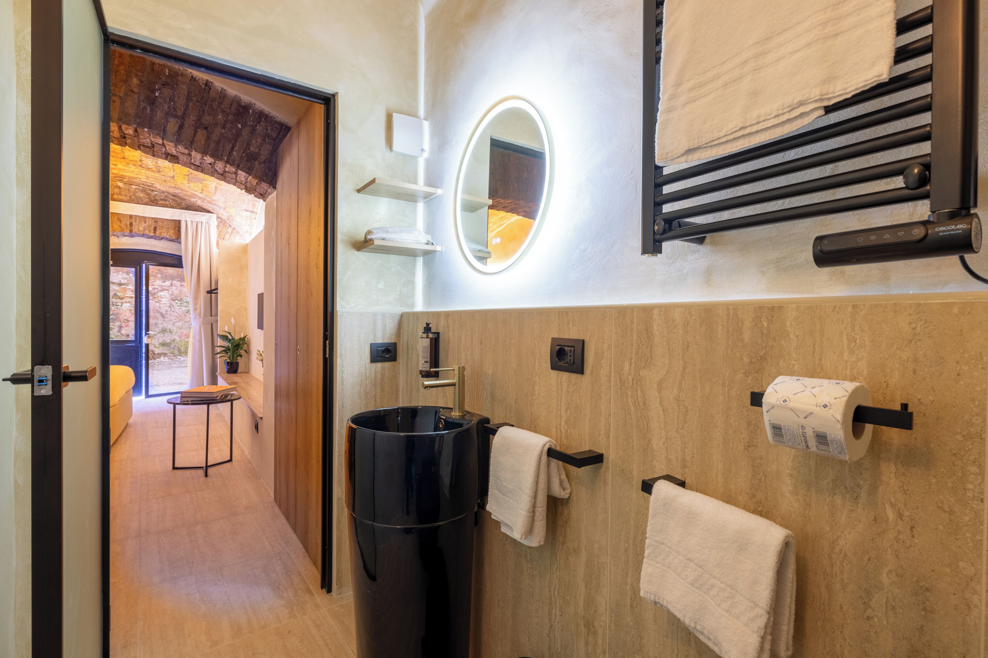 Douche, sèche-cheveux, bidet, serviettes fournies