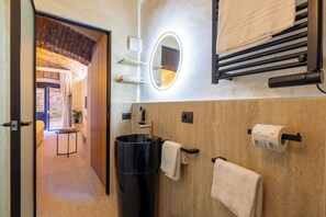 シャワー、ヘアドライヤー、ビデ、タオル