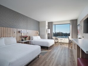 Standard-Doppelzimmer, 2 Queen-Betten, leicht zugängliche Dusche mit Duschsitz | Schreibtisch, laptopgeeigneter Arbeitsplatz, kostenloses WLAN
