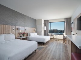 Habitación doble estándar, 2 camas Queen size, regadera para personas con movilidad reducida | Escritorio, espacio para trabajar con laptop y wifi gratis 