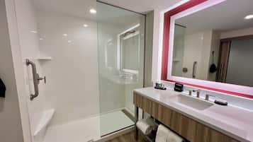 Chuveiro, toalhas de banho, sabonete, shampoo