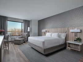 办公桌、笔记本电脑工作区、免费 WiFi