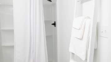 Een douche, handdoeken