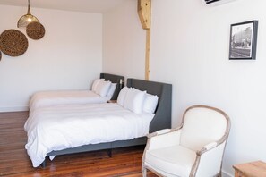 1 bedroom, desk, WiFi, bed sheets - The Victorian Room @ Main Street Lofts (Victoria)