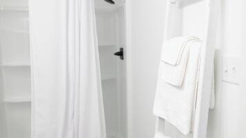 Een douche, handdoeken
