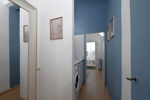 Douche, sèche-cheveux, bidet, serviettes fournies