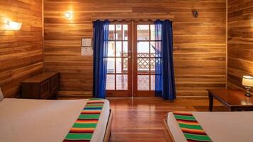 3 bedrooms, desk, WiFi, bed sheets