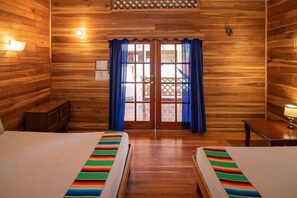 3 bedrooms, desk, WiFi, bed sheets