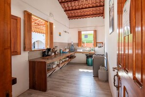 Fridge, oven, stovetop, coffee/tea maker