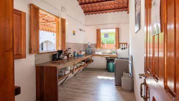 Fridge, oven, stovetop, coffee/tea maker
