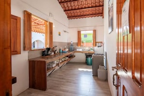 Refrigerador, horno, parrilla de estufa y cafetera y tetera