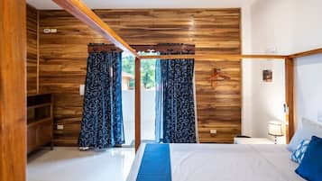 4 bedrooms, desk, WiFi, bed sheets