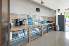 Microondas, horno, parrilla de estufa y cafetera y tetera
