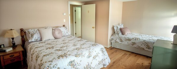 Room - Cooper Hill Inn (West Dover)