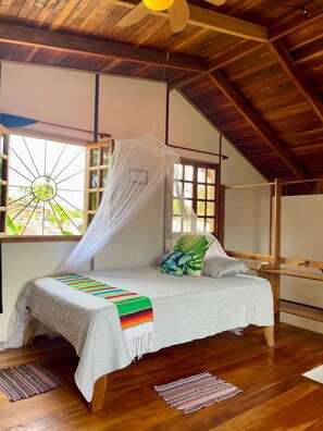 3 habitaciones, escritorio, wifi y ropa de cama 