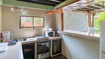 Refrigerador, microondas, horno y parrilla de estufa