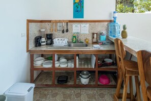 Refrigerador, horno, parrilla de estufa y cafetera y tetera