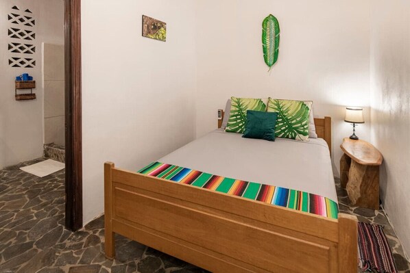 2 bedrooms, desk, WiFi, bed sheets