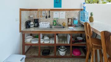 Fridge, oven, stovetop, coffee/tea maker