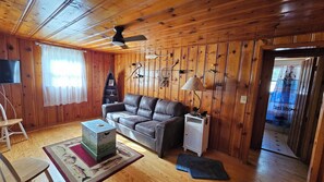 Smart TV, books - The lake house at peppermint springs farm 2 br sleeps 6-8 (Grubville)