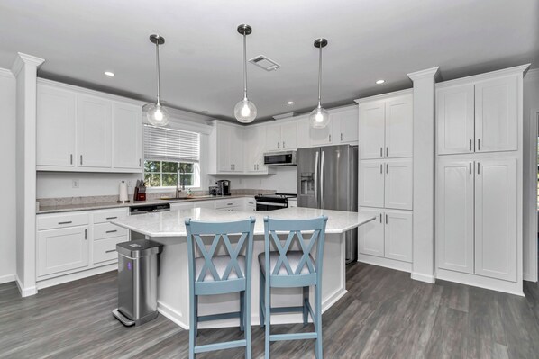 Geladeira, cooktop, torradeira