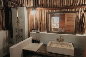Ducha, artículos de higiene personal gratuitos y secador de pelo