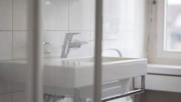 Bañera con ducha, secador de pelo, toallas, jabón