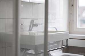 Combined shower/tub, hair dryer, towels, soap -  Amanthos Living Solothurn (Self Check In) (Grenchen)