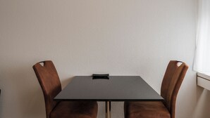 Un comedor minimalista con una mesa y dos sillas.