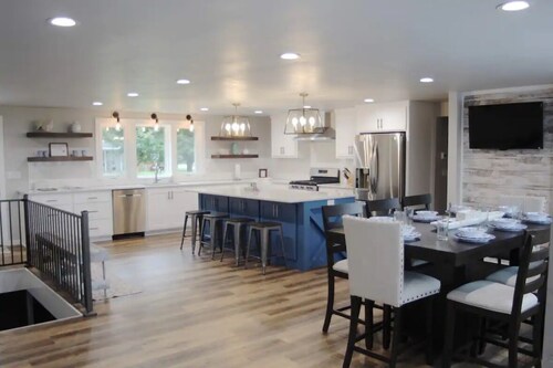 Across the street from Lambeau! Remodeled 5 bedroom house with big backyard! 