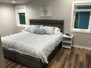 5 bedrooms, iron/ironing board, WiFi, bed sheets