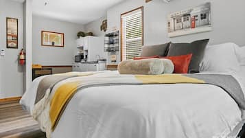 Quarto casal, vista para a colina | Ferros/tábuas de passar roupa, Wi-Fi de cortesia