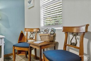 ห้องพักสำหรับสี่ท่าน, วิวภูเขา | บริเวณนั่งเล่น | ทีวี