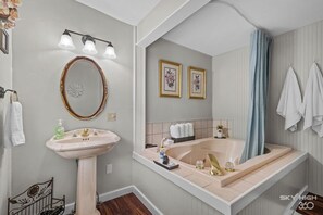 Phòng 3, quang cảnh thành phố | Phòng tắm | Máy sấy tóc, khăn tắm, xà phòng, dầu gội 