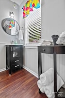 Secador de pelo, toallas, jabón, shampoo