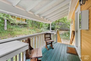 Phòng đôi, quang cảnh đồi núi | Hiên