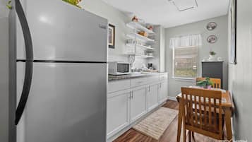 Triple Room, City View | Private kitchen