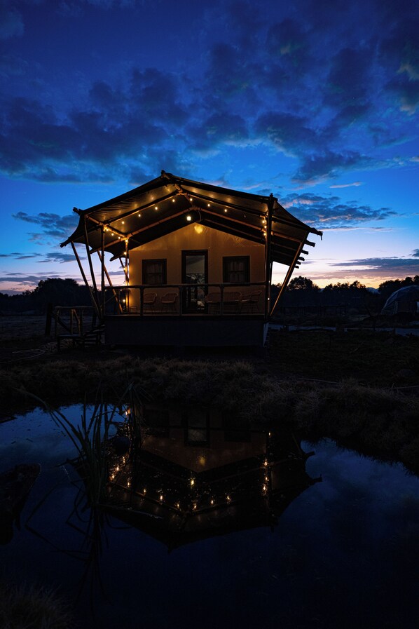 Deluxe kamer, 1 slaapkamer, airconditioning, uitzicht op park | Een kluis op de kamer, een laptopwerkplek, verduisterende gordijnen