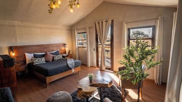 Barraca luxo | Cofres nos quartos, espaço de trabalho para notebook, cortinas blackout