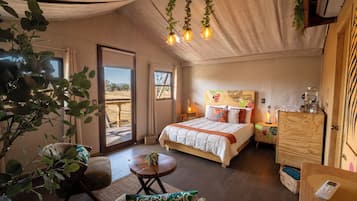 Barraca luxo | Cofres nos quartos, espaço de trabalho para notebook, cortinas blackout