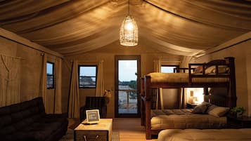 Deluxe Room, Non Smoking | In-room safe, laptop workspace, blackout curtains, free WiFi
