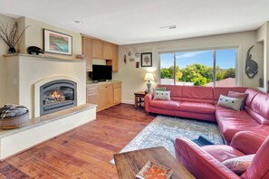 Smart TV, fireplace - HILLSIDE HARMONY-Walk to Downtown Square (Paso Robles)